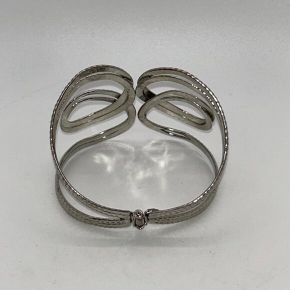 Vintage-Inspired Silver-Tone Openwork Hinged Bracelet Elegant Design - Picture 8 of 9